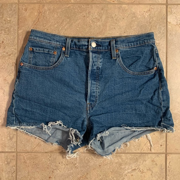 Levi’s Women’s 501 Original Shorts in Jive Stone Medium Blue Wash Denim Size 33 - Picture 2 of 11